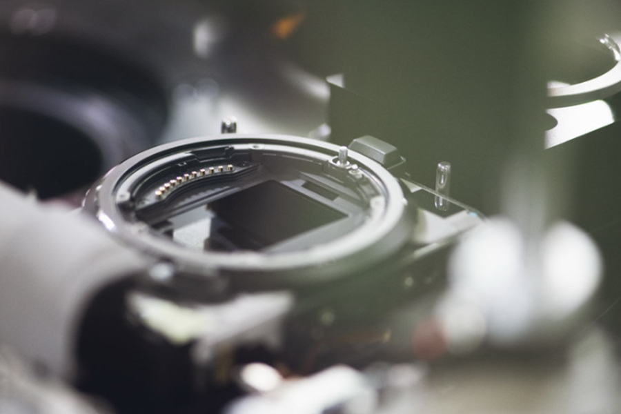 光学镜头设备：j9真人第一品牌精密机械加工的极致追求